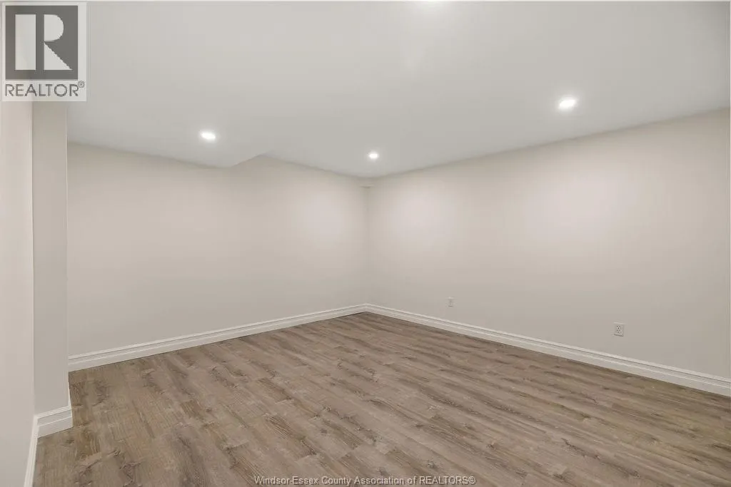 1004 WOODLAND CRES