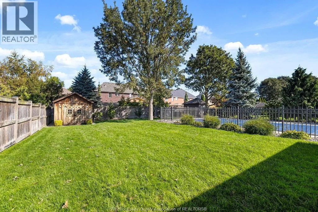 1004 WOODLAND CRES