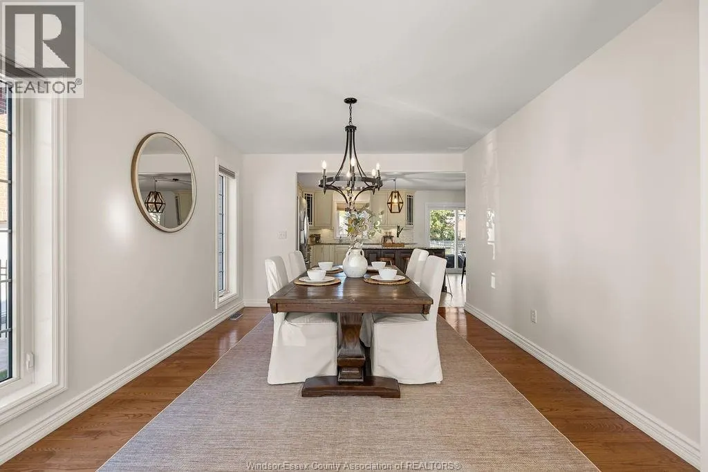 1004 WOODLAND CRES
