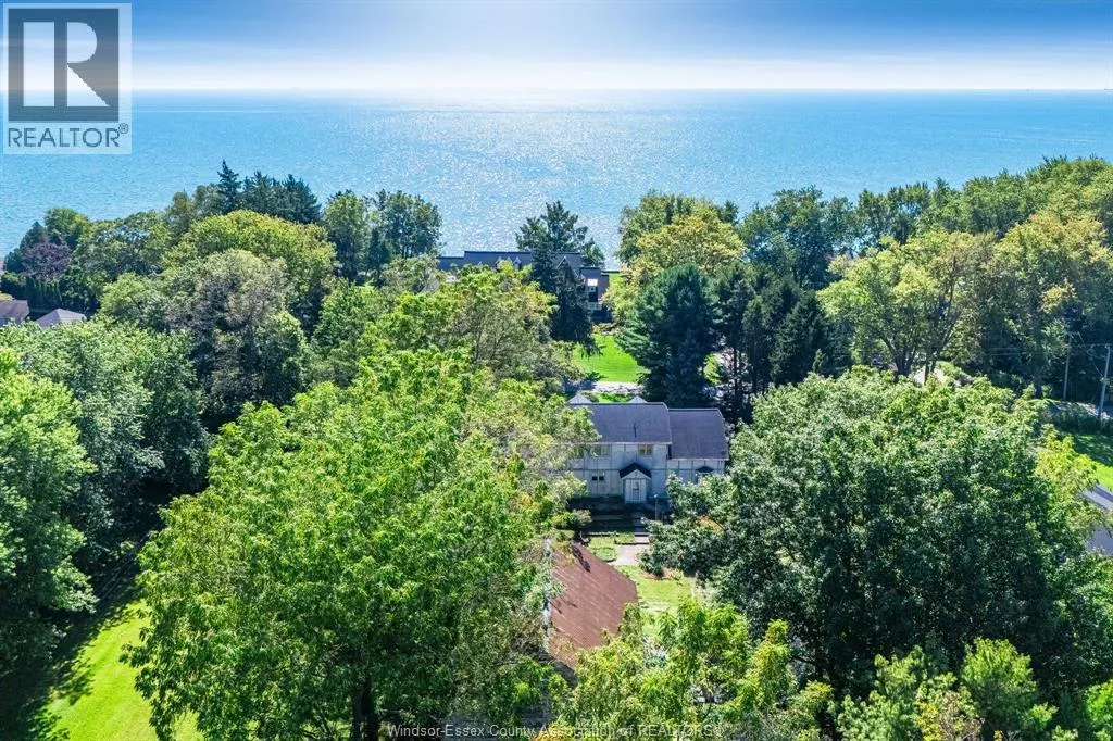 936 Twin Gables DRIVE