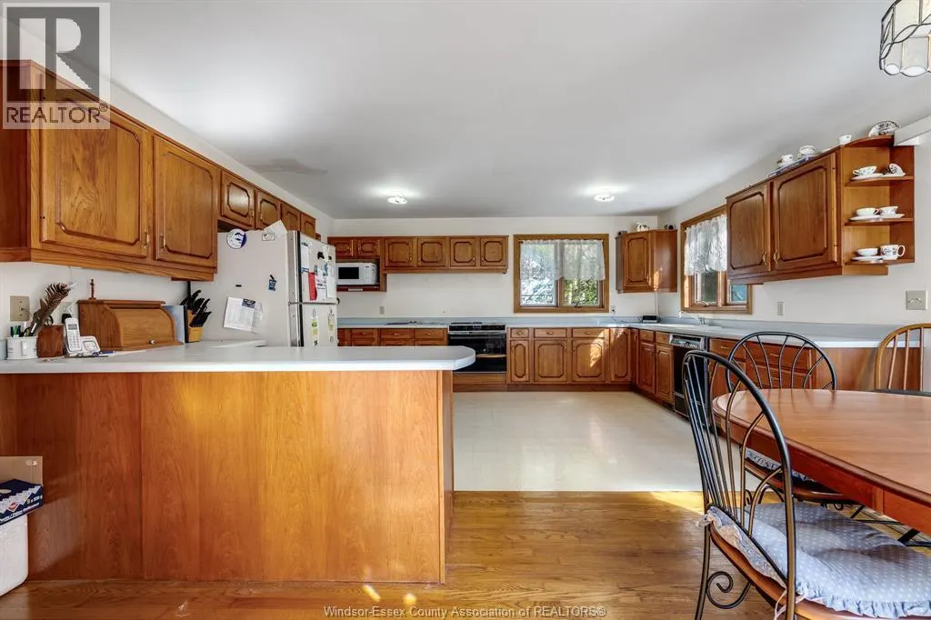 936 Twin Gables DRIVE
