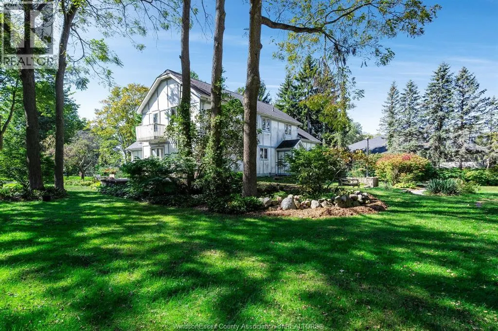 936 Twin Gables DRIVE