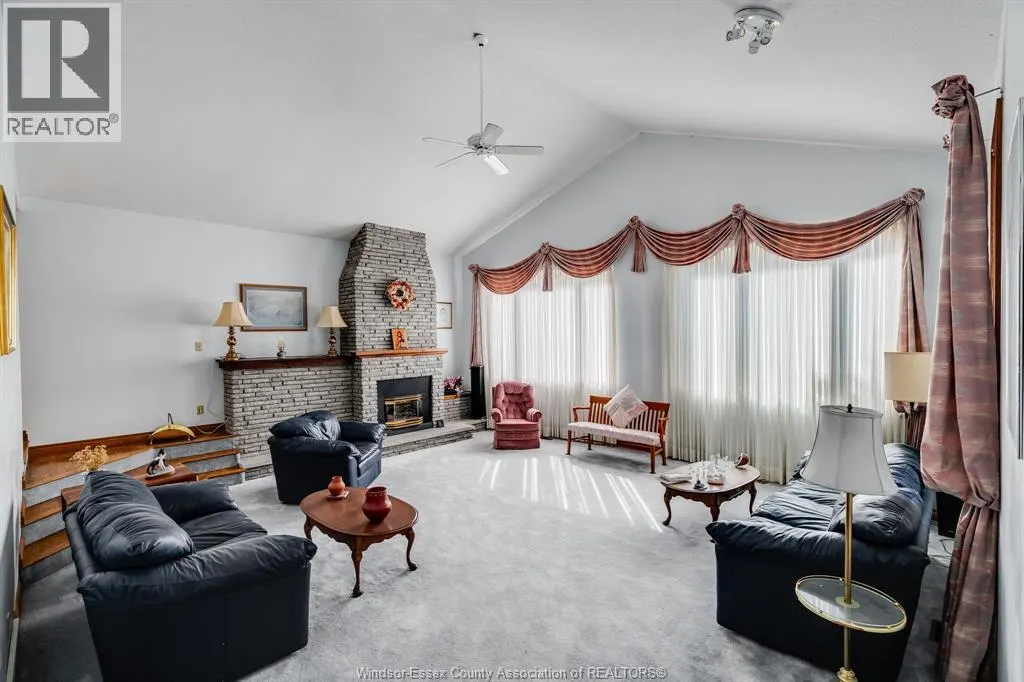 936 Twin Gables DRIVE