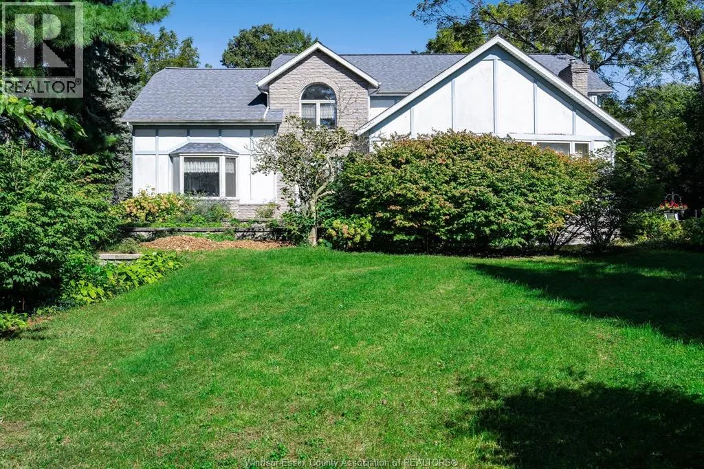 936 Twin Gables DRIVE