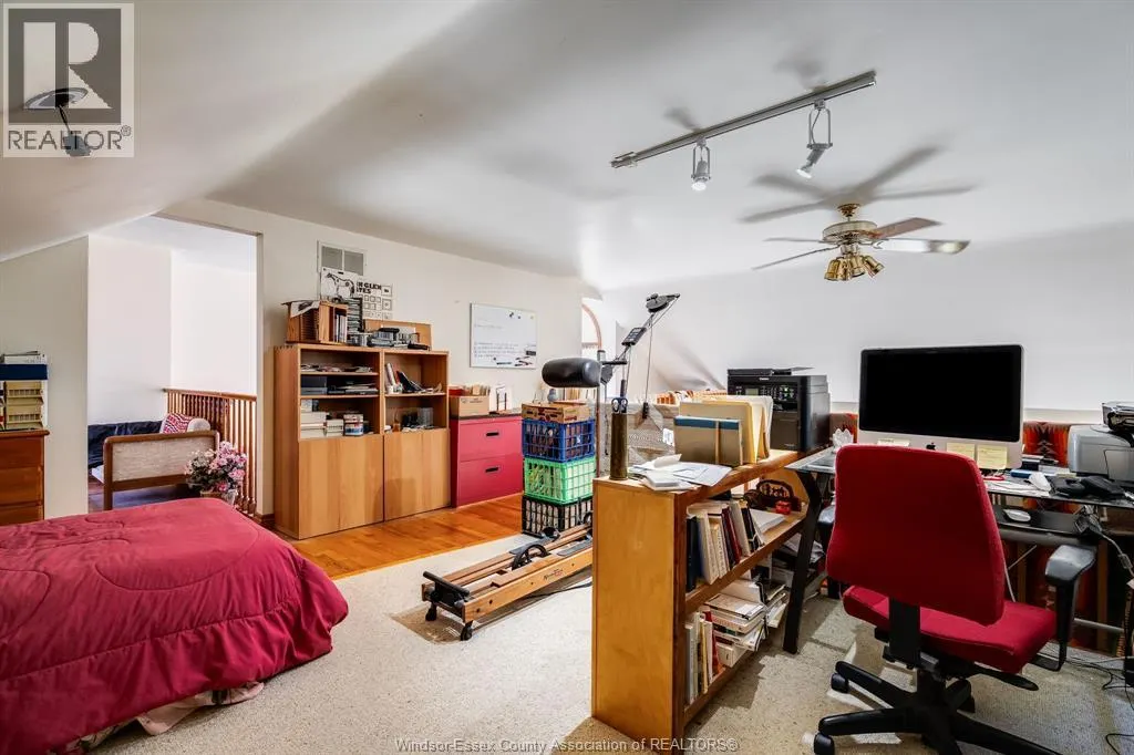936 Twin Gables DRIVE