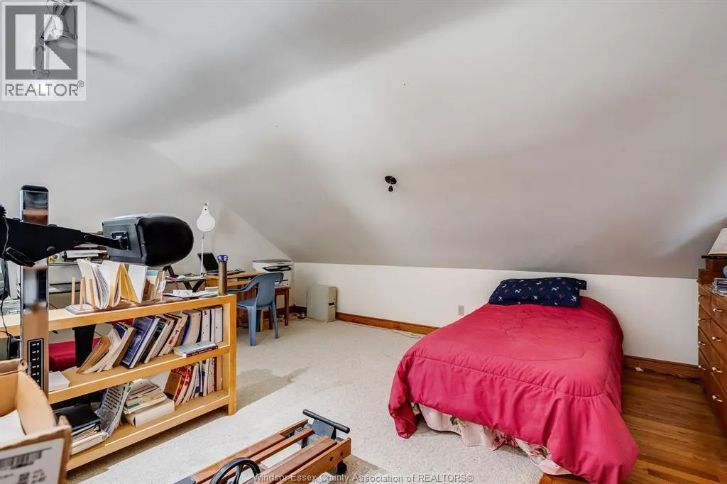 936 Twin Gables DRIVE