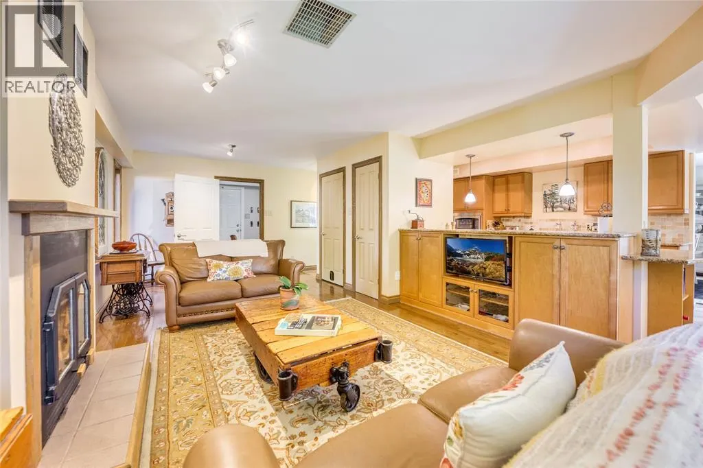 1971 WINSLOW CRESCENT