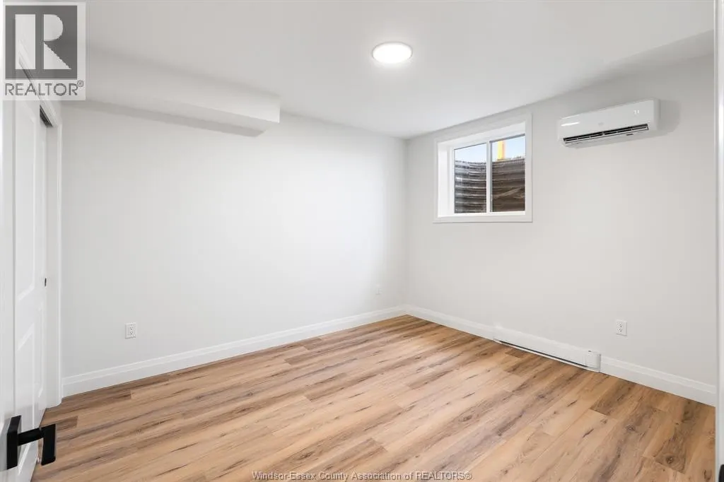 156 McLellan AVENUE Unit# B (LOWER)