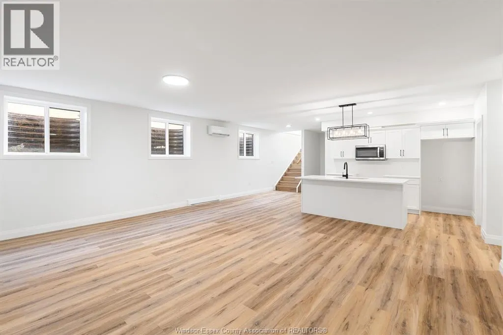 156 McLellan AVENUE Unit# B (LOWER)