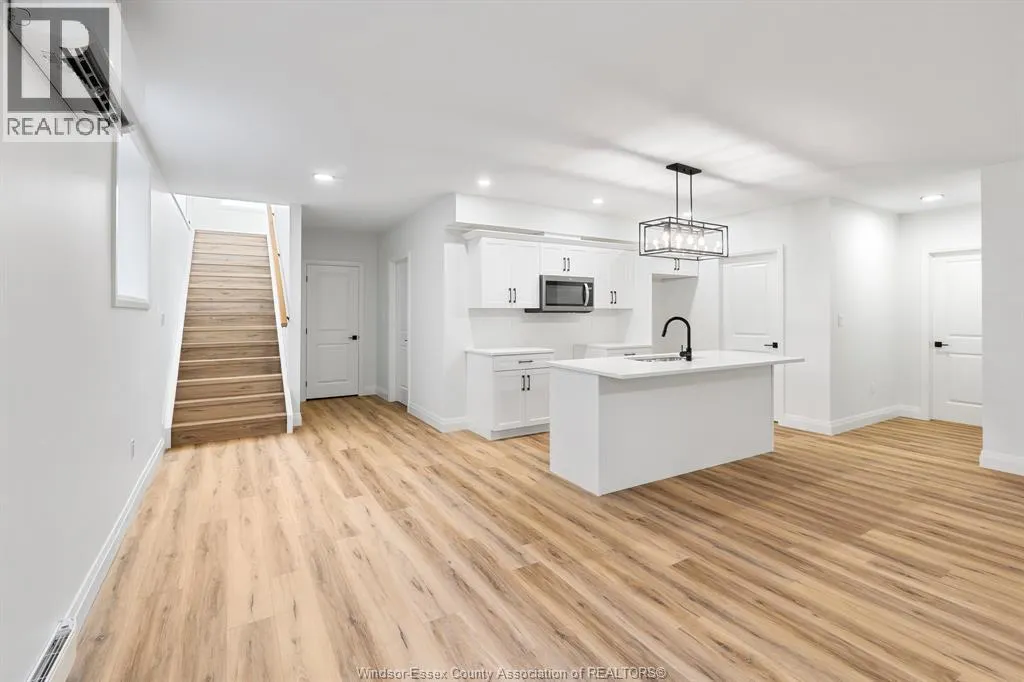 156 McLellan AVENUE Unit# B (LOWER)