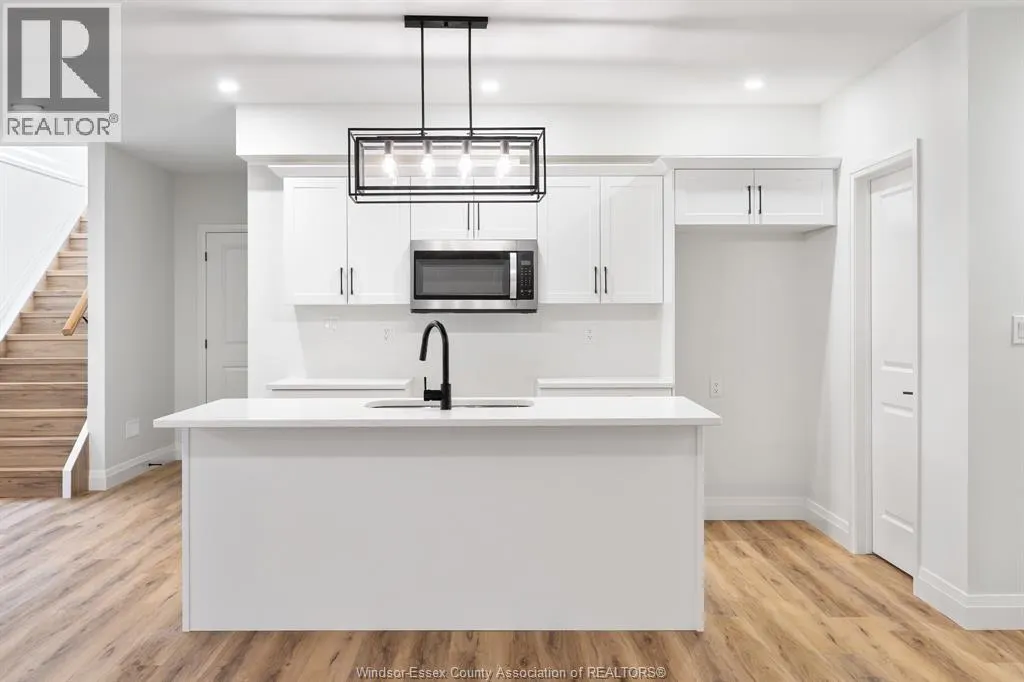 156 McLellan AVENUE Unit# B (LOWER)