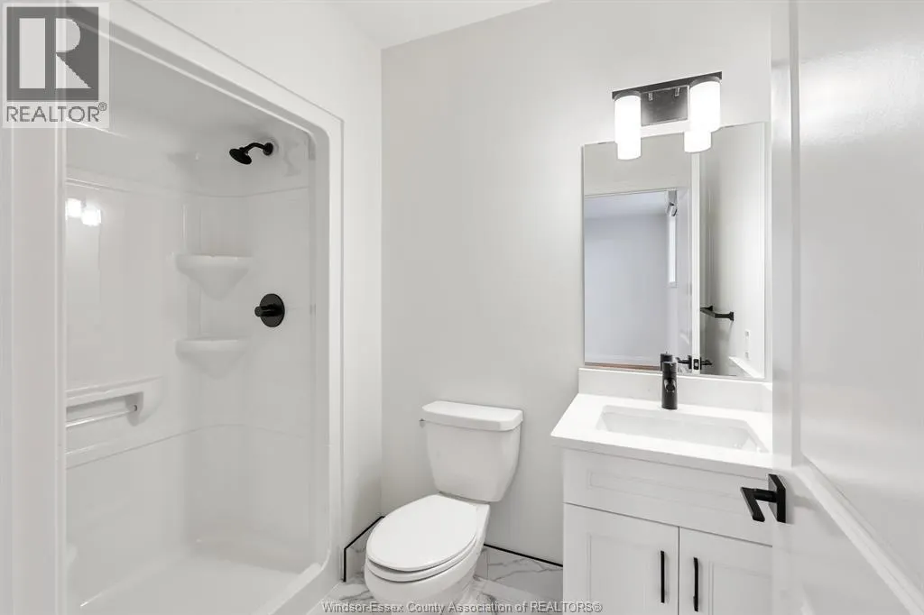 156 McLellan AVENUE Unit# B (LOWER)