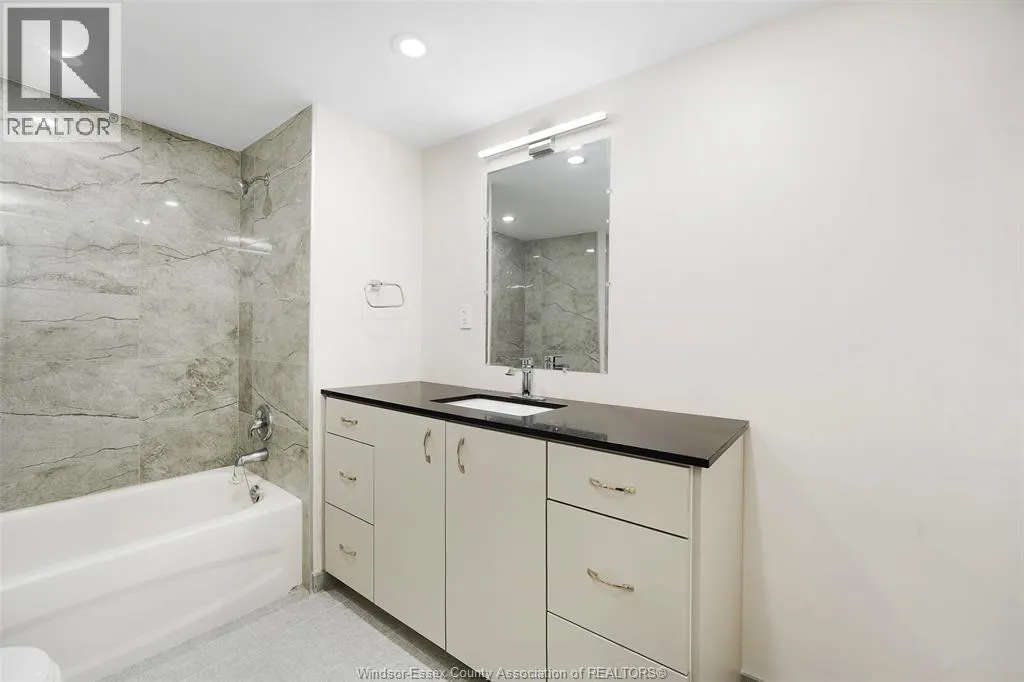 255 FORT ST