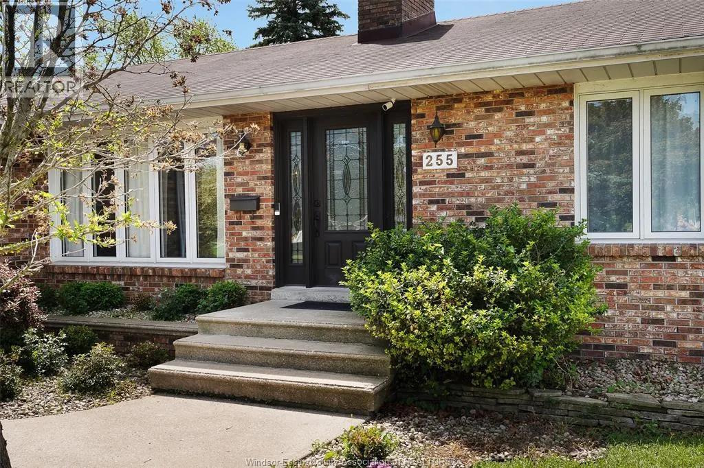 255 FORT ST