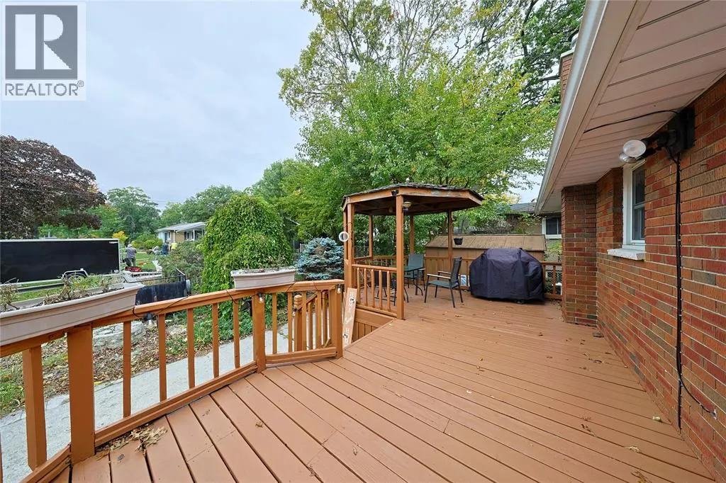 880 CHAMPLAIN ROAD