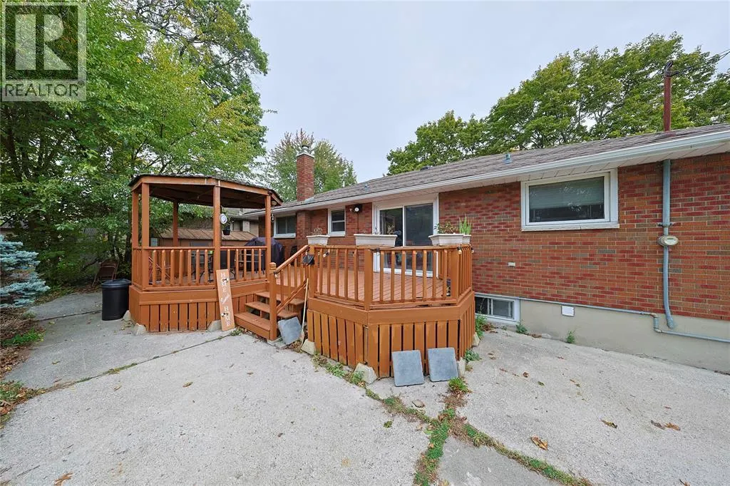 880 CHAMPLAIN ROAD