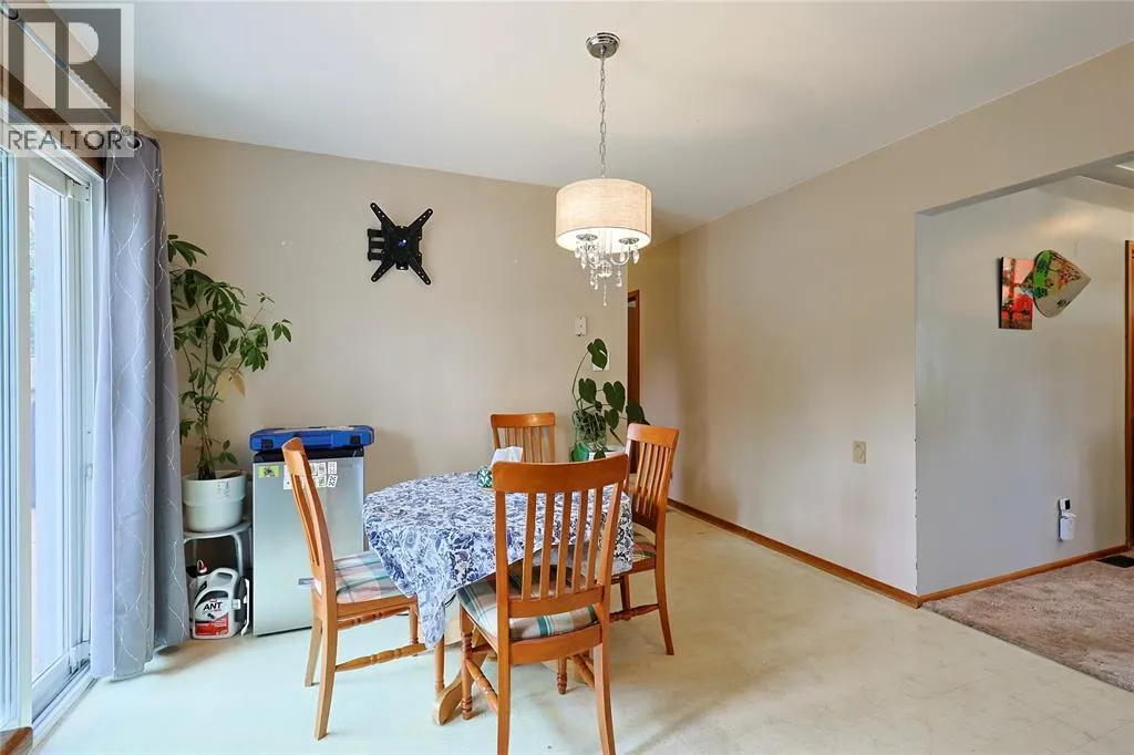 880 CHAMPLAIN ROAD