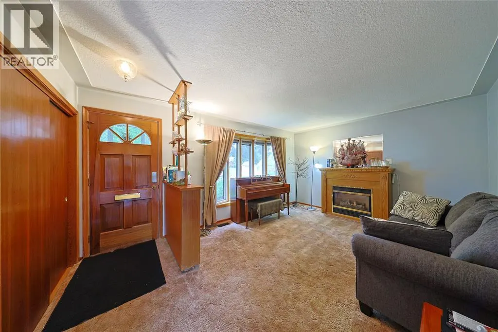 880 CHAMPLAIN ROAD