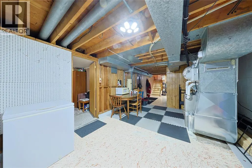 880 CHAMPLAIN ROAD