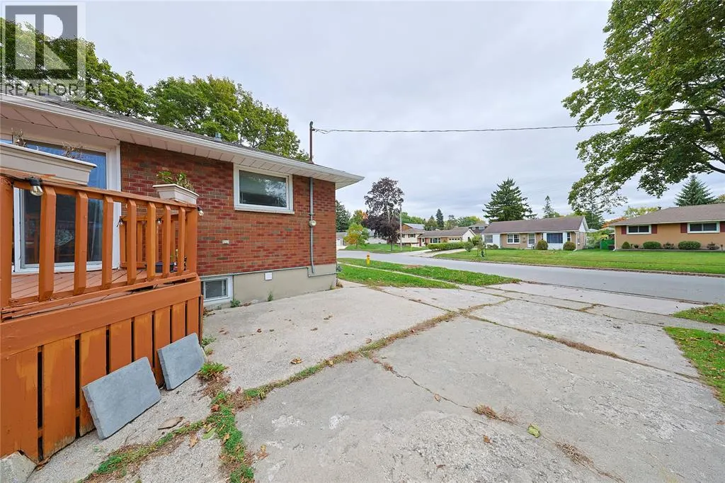 880 CHAMPLAIN ROAD