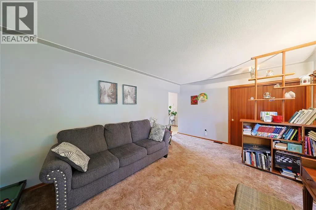 880 CHAMPLAIN ROAD