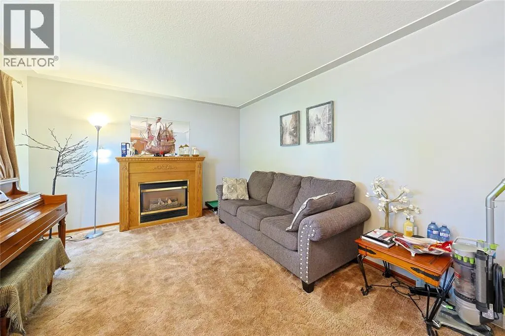 880 CHAMPLAIN ROAD