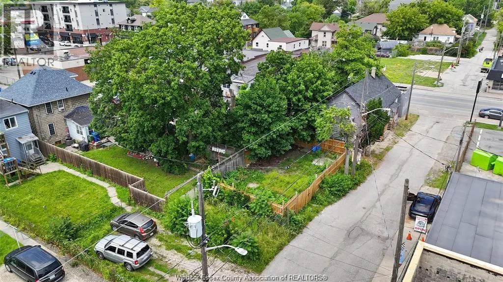 939 WYANDOTTE STREET East