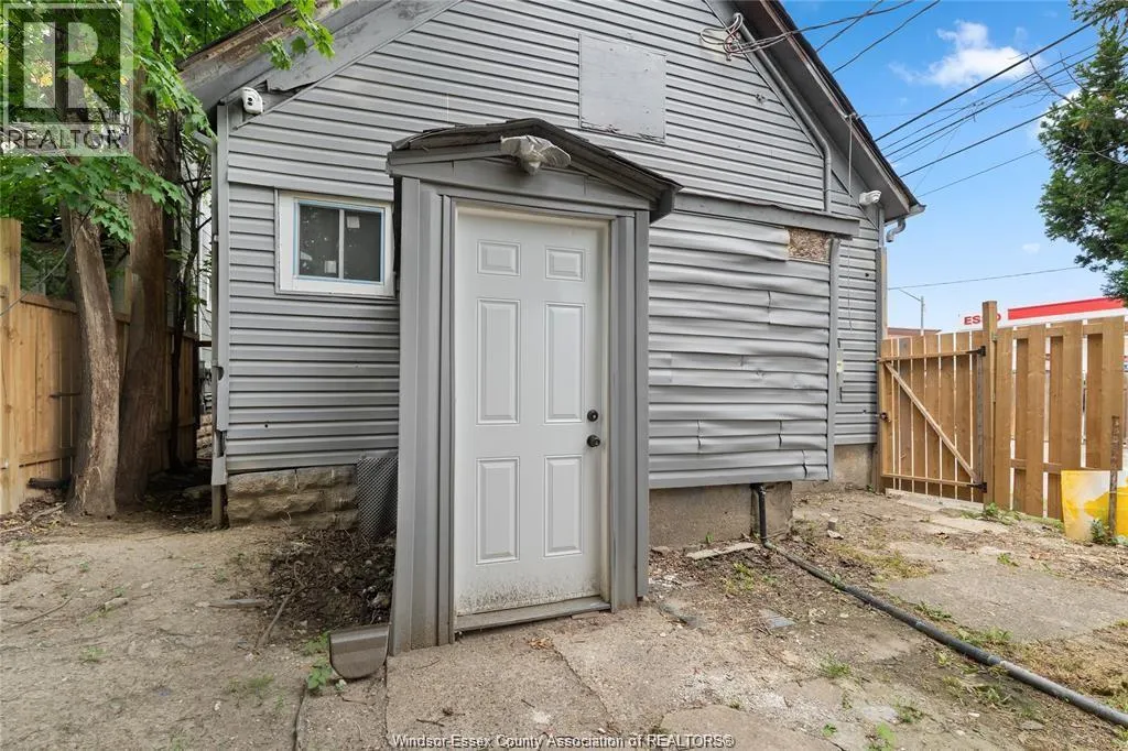 939 WYANDOTTE STREET East