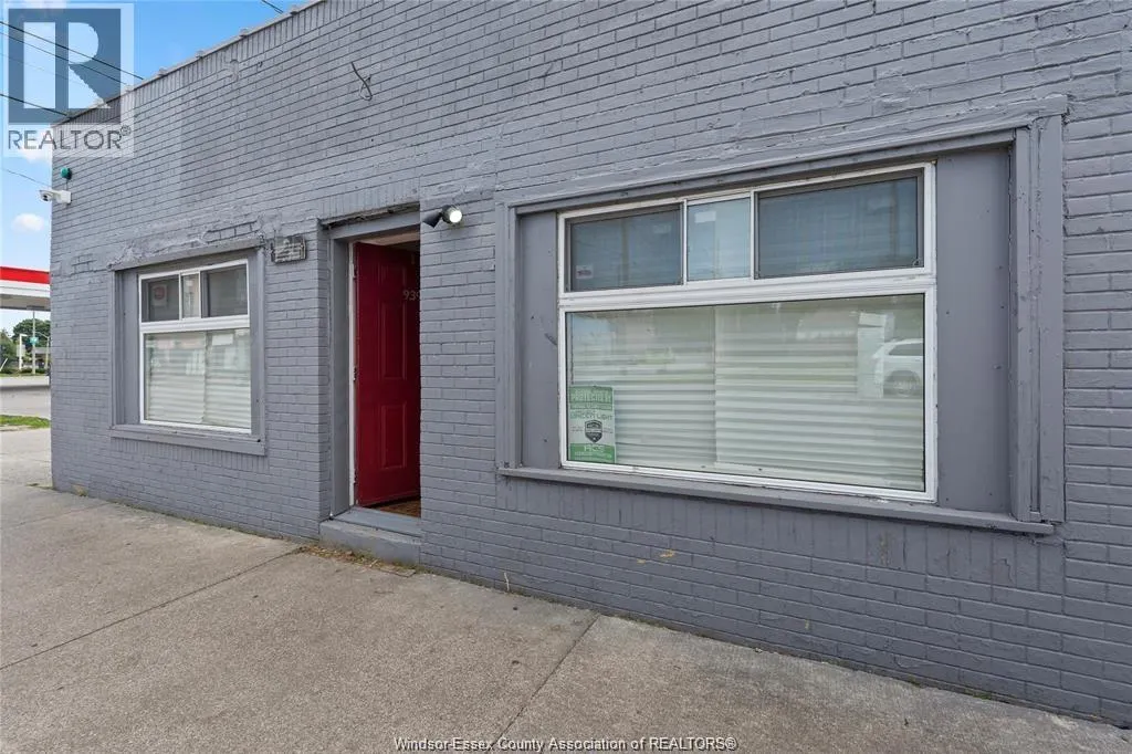 939 WYANDOTTE STREET East