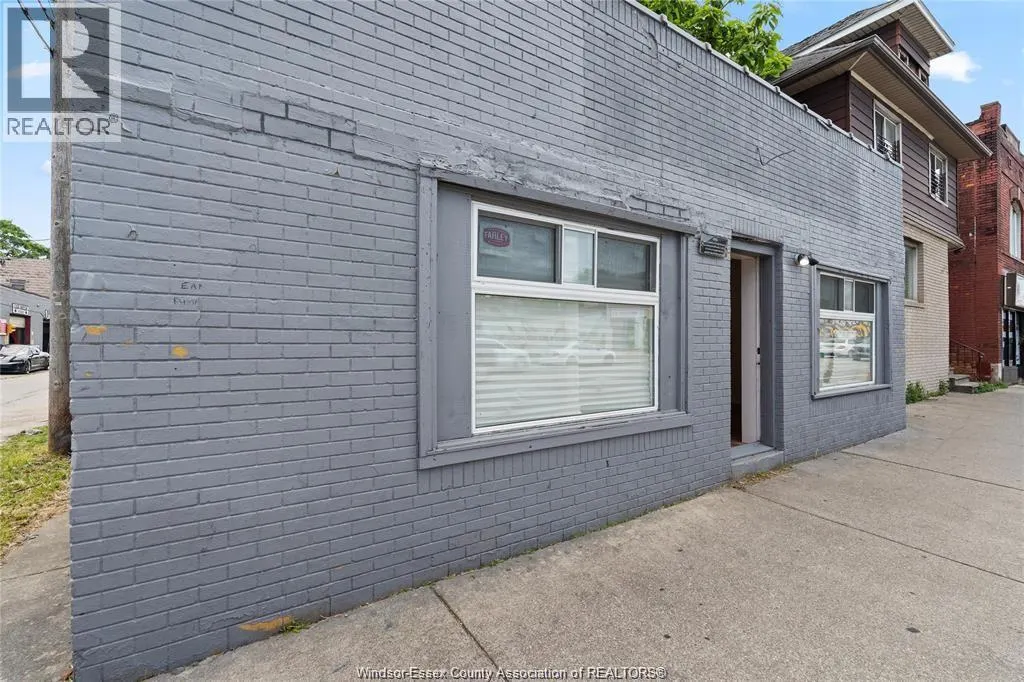 939 WYANDOTTE STREET East