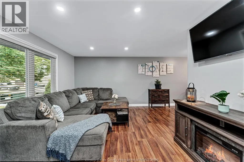 3090 FAIRLANE CRESCENT
