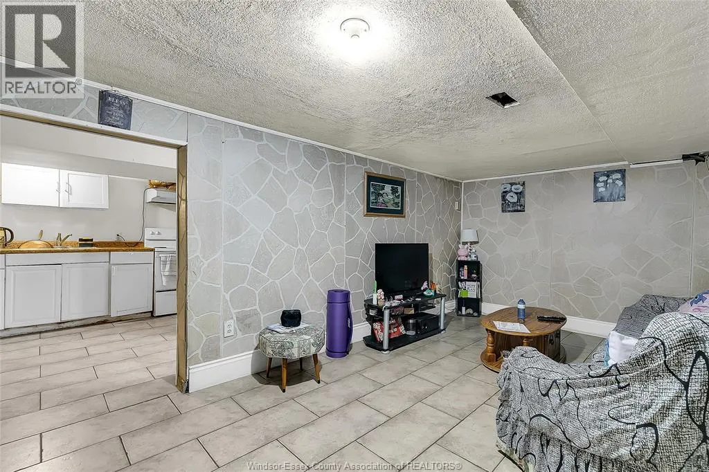 93 ERIE STREET South