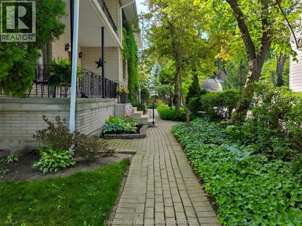454 King STREET West