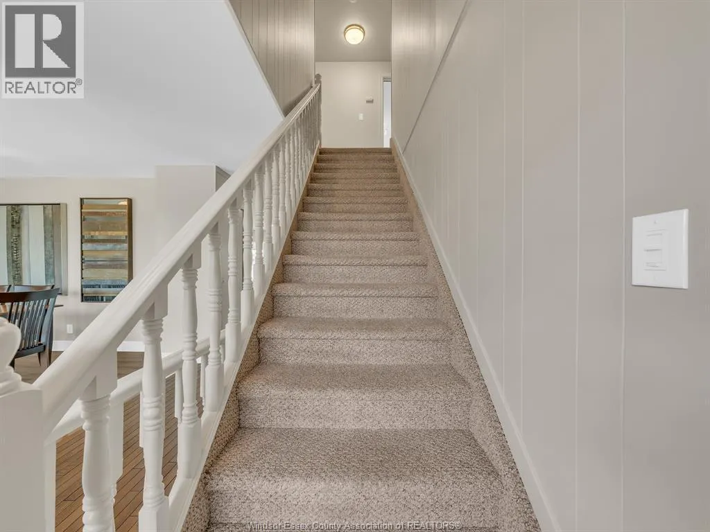 388 SEACLIFF DRIVE West