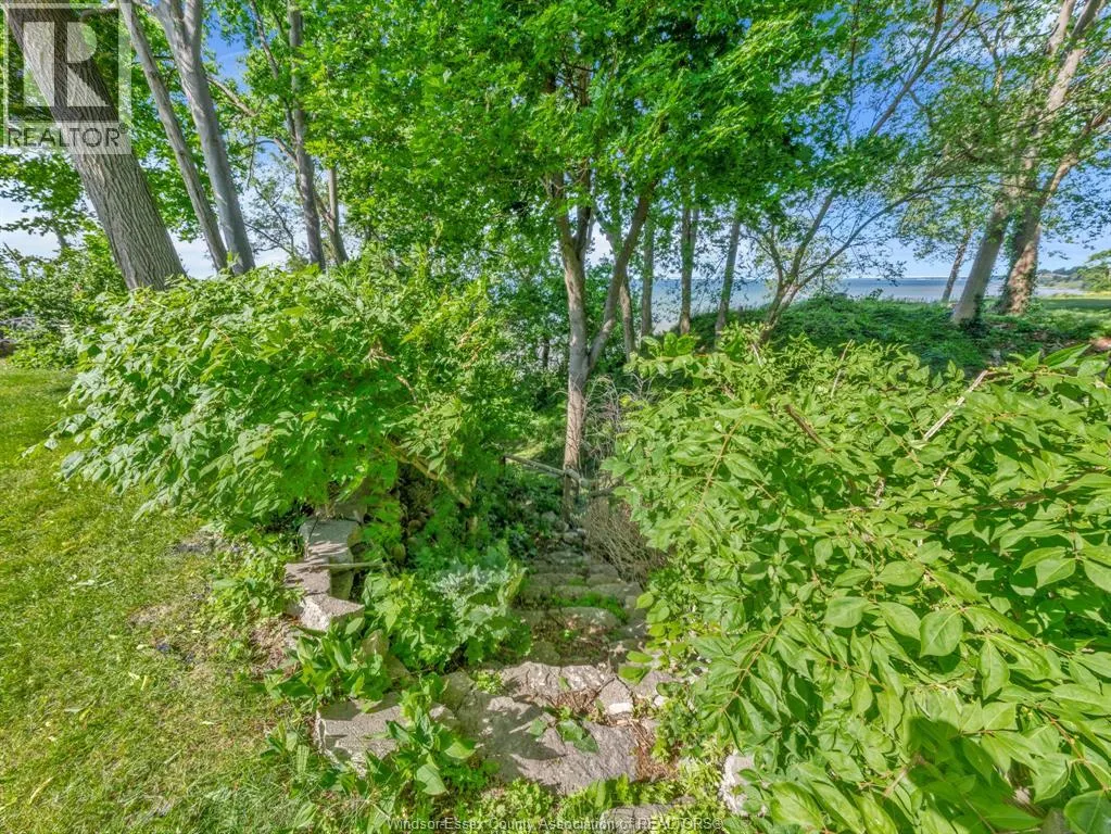 388 SEACLIFF DRIVE West
