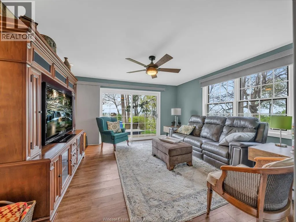 388 SEACLIFF DRIVE West