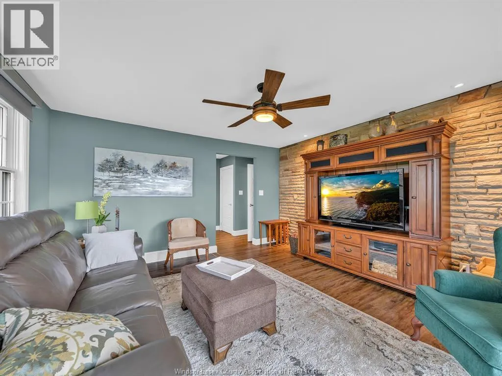 388 SEACLIFF DRIVE West