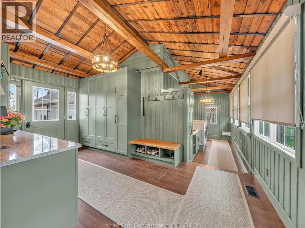 388 SEACLIFF DRIVE West
