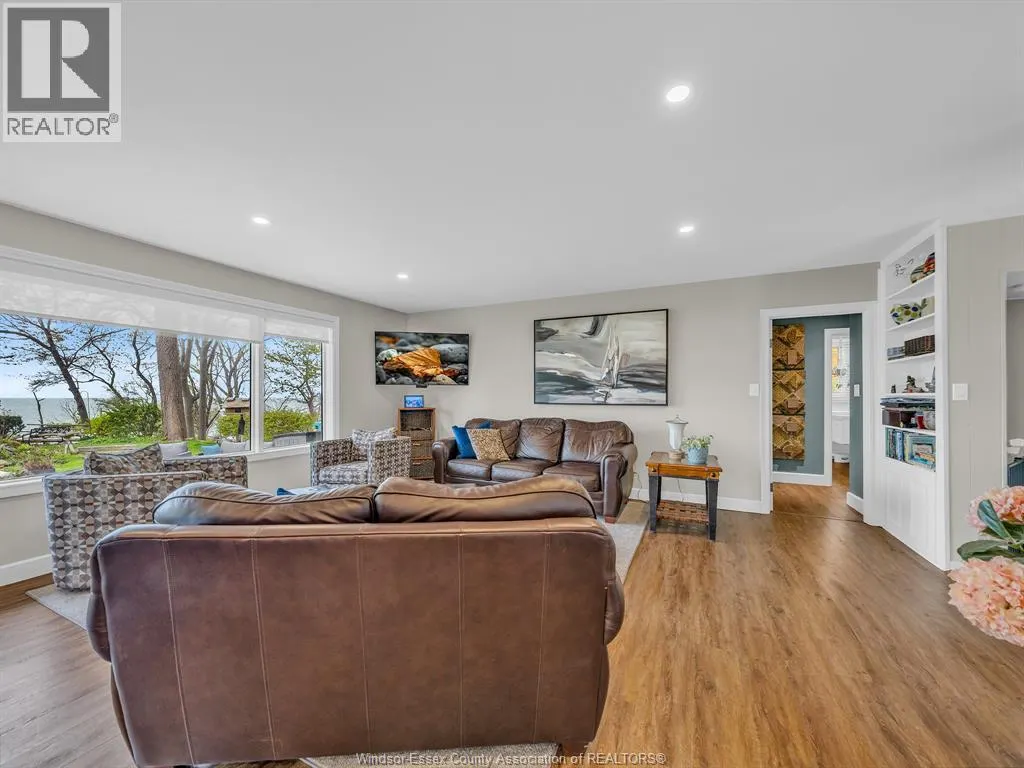 388 SEACLIFF DRIVE West