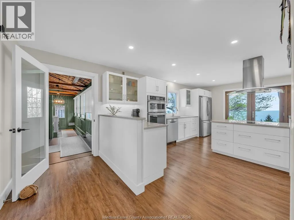 388 SEACLIFF DRIVE West