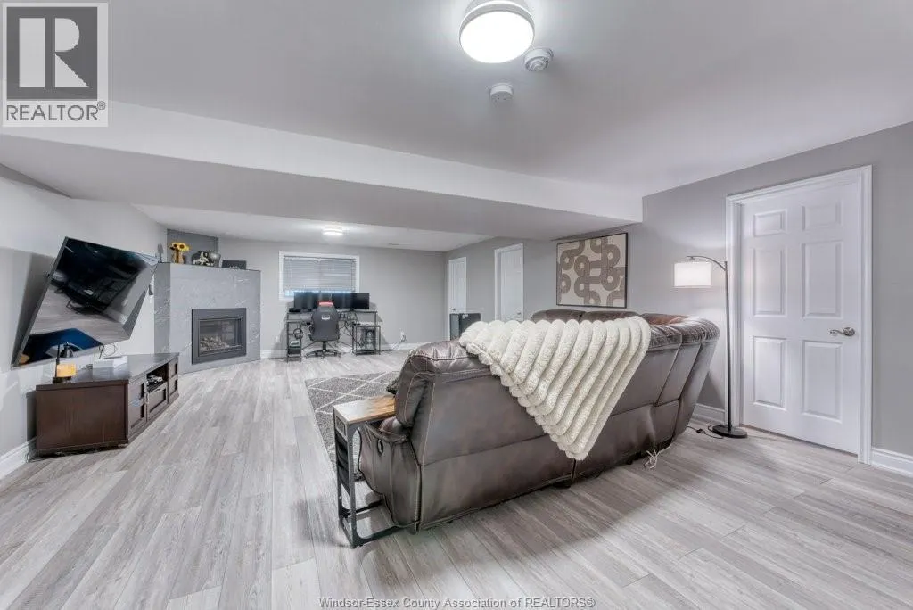 415 ROSEWOOD DRIVE