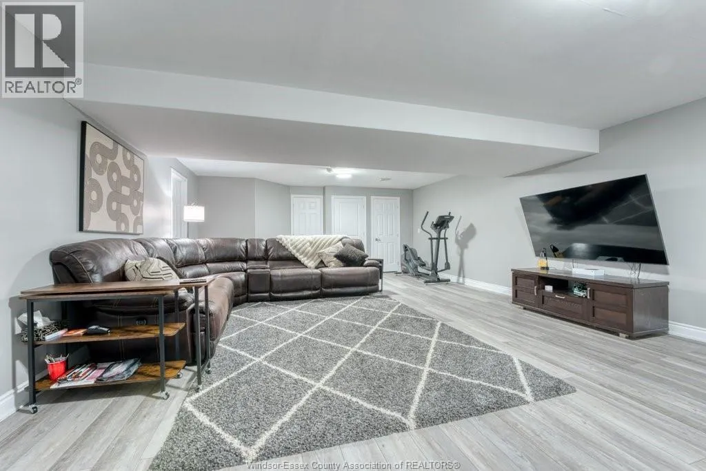 415 ROSEWOOD DRIVE