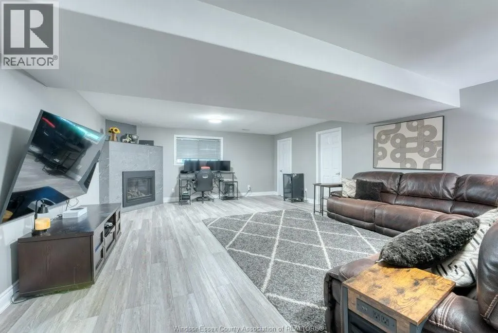 415 ROSEWOOD DRIVE