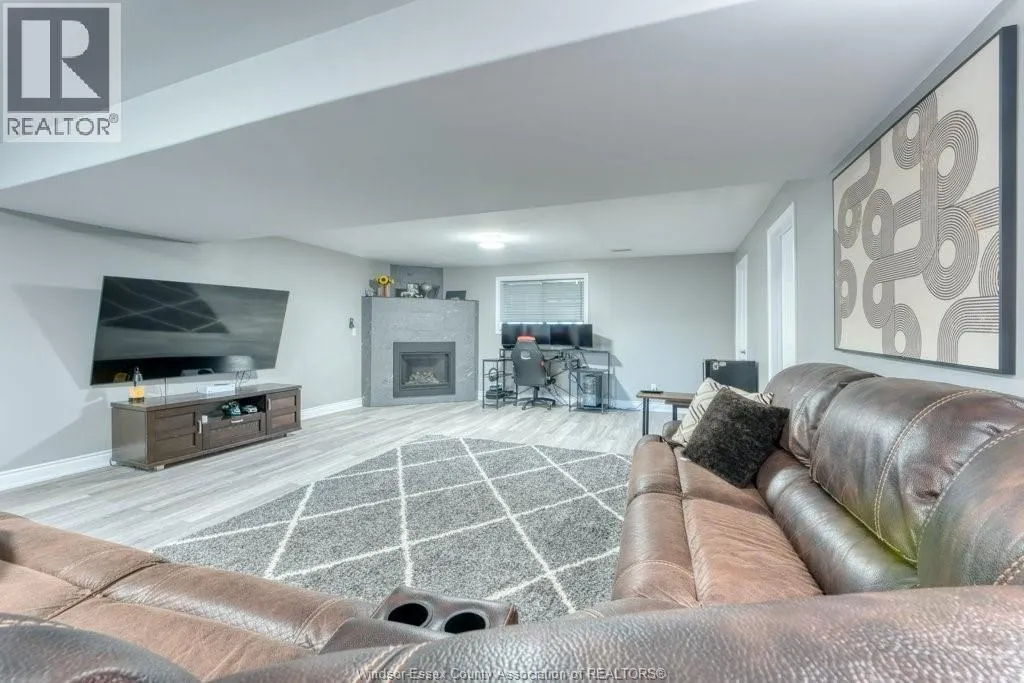415 ROSEWOOD DRIVE