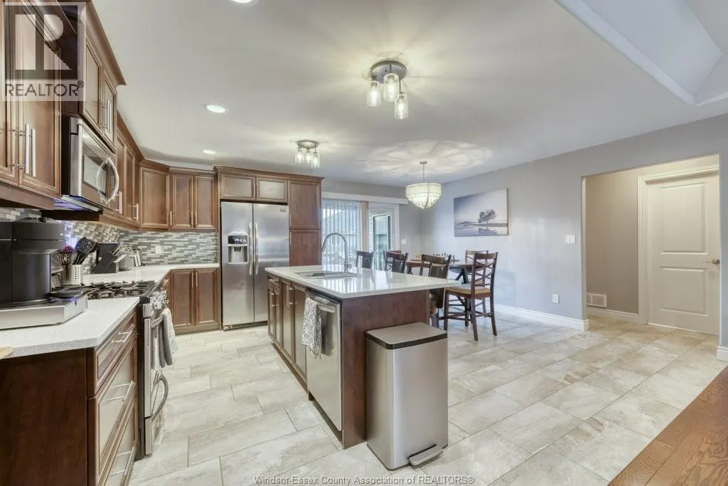 415 ROSEWOOD DRIVE
