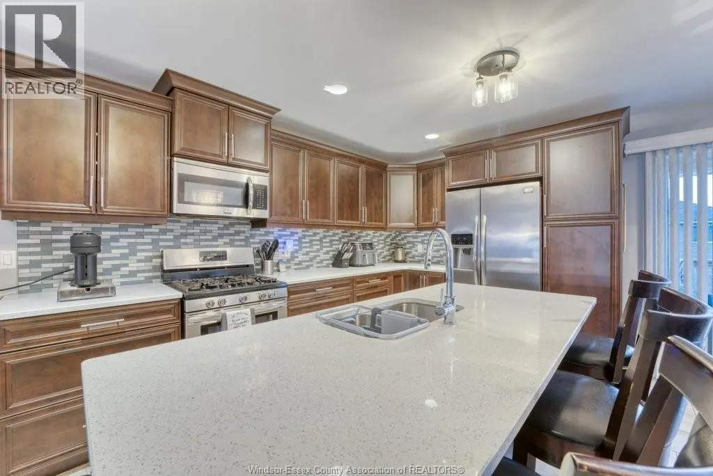 415 ROSEWOOD DRIVE