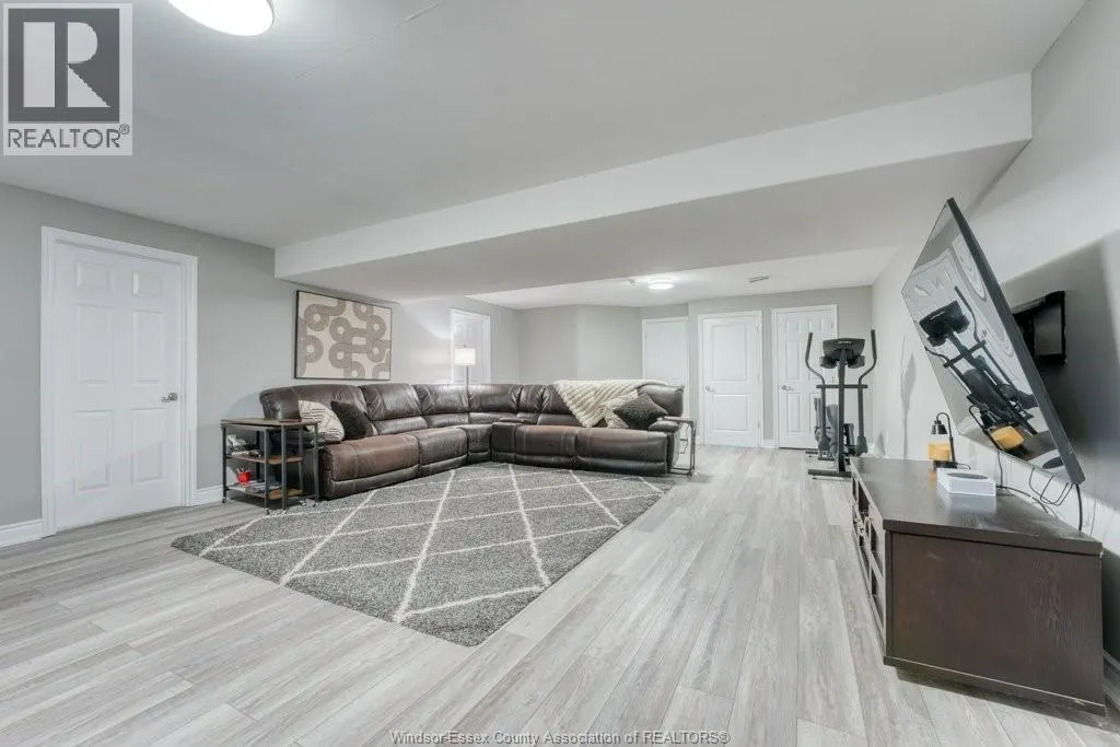 415 ROSEWOOD DRIVE