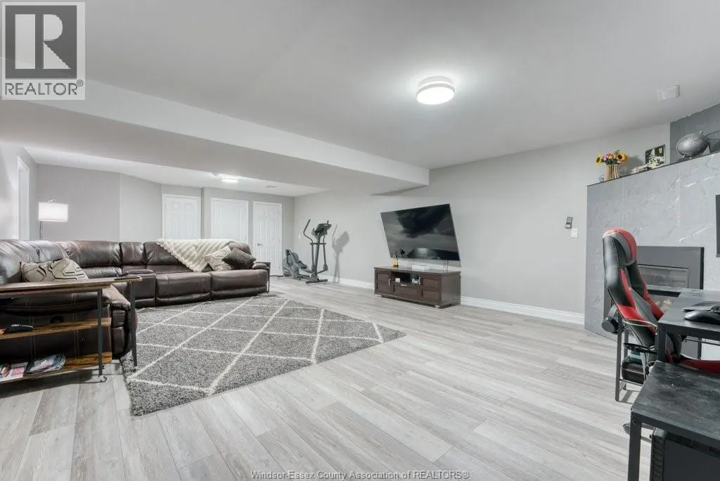 415 ROSEWOOD DRIVE