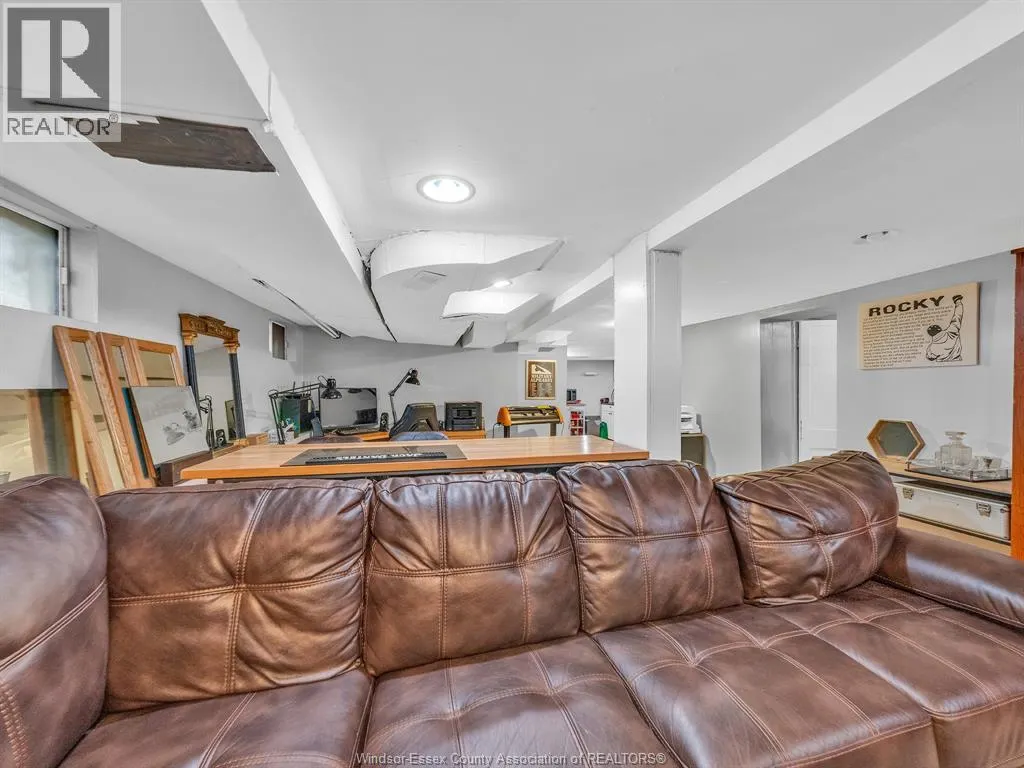 2724 PILLETTE ROAD