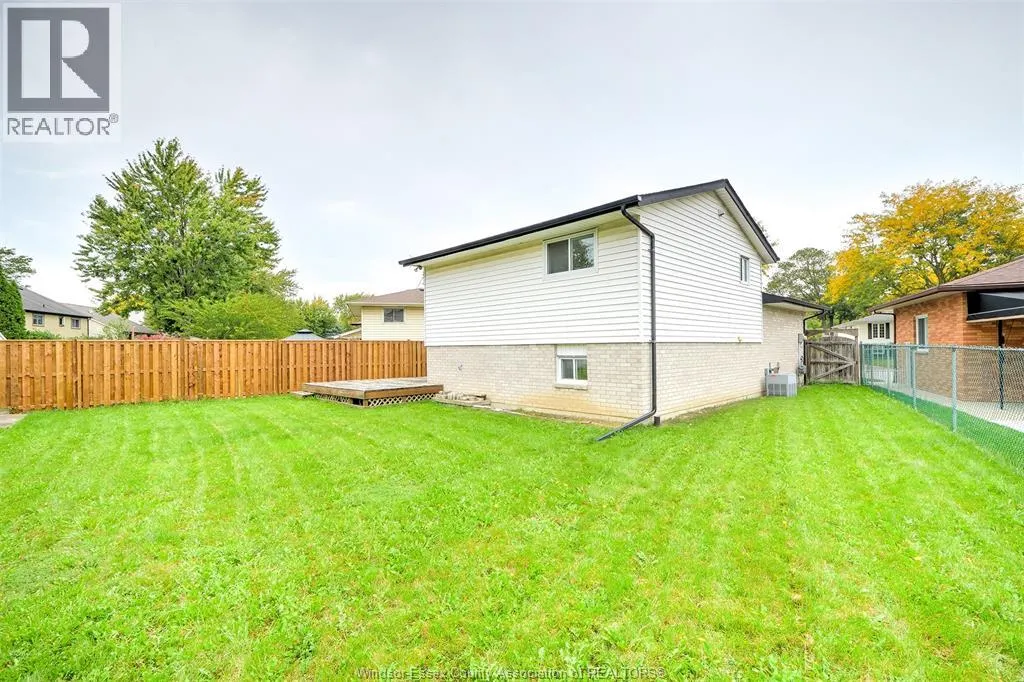 3325 DOLPHIN COURT